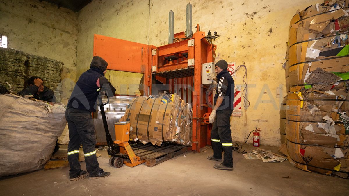 Los trabajadores de planta se encargan de descargar los bolsones y enfardar el material con una prensa. Los trabajadores de planta se encargan de descargar los bolsones y enfardar el material con una prensa.