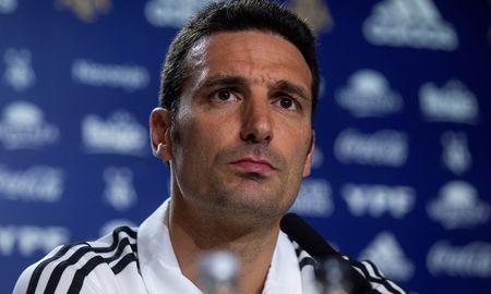 El entrenador de la Selección Argentina ya se encuentra en nuestro país a la espera de la inminente definición de la disputa de las Eliminatorias Sudamericanas. El entrenador de la Selección Argentina ya se encuentra en nuestro país a la espera de la inminente definición de la disputa de las Eliminatorias Sudamericanas.