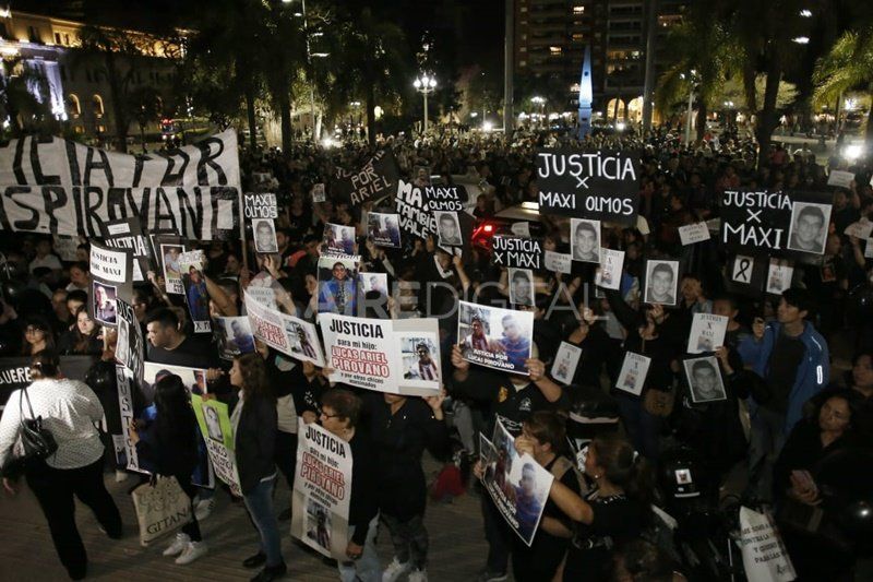 La plaza 25 de Mayo se vistió de luto en reclamo de justicia por el asesinato de Maximiliano Olmos