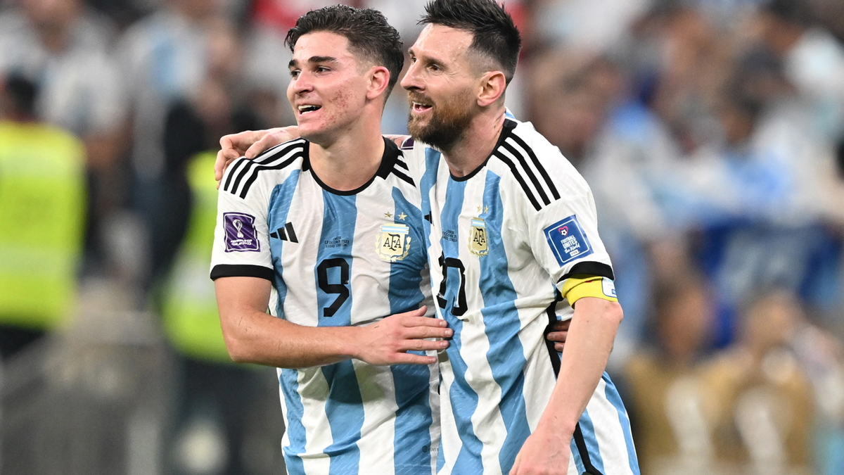 Julián Álvarez y Lionel Messi juntos en la Selección Argentina. Julián Álvarez y Lionel Messi juntos en la Selección Argentina.