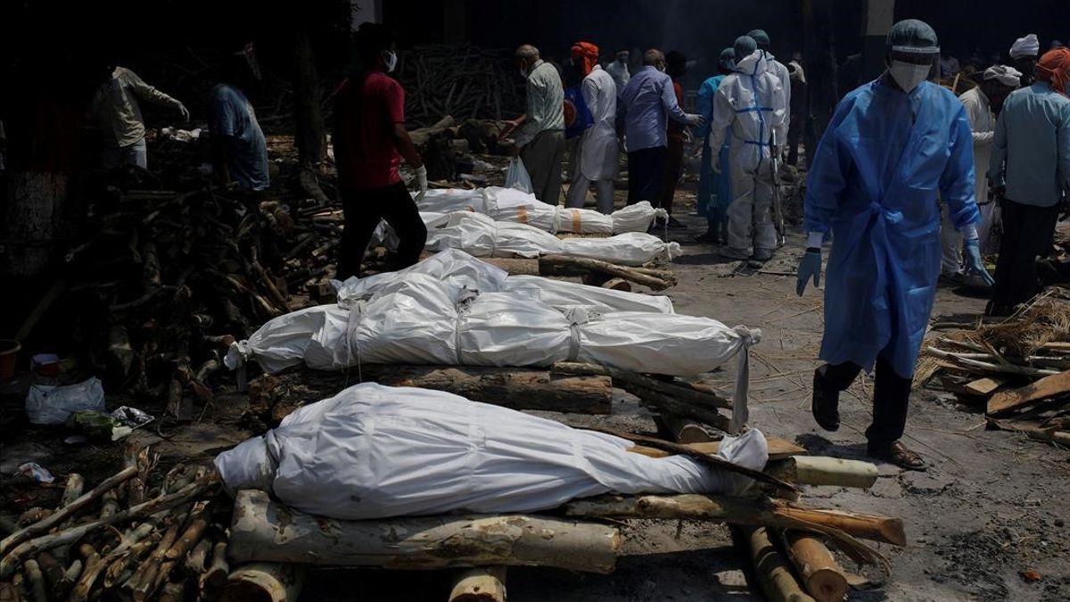 Queman miles de cuerpos diarios en la India por el coronavirus.