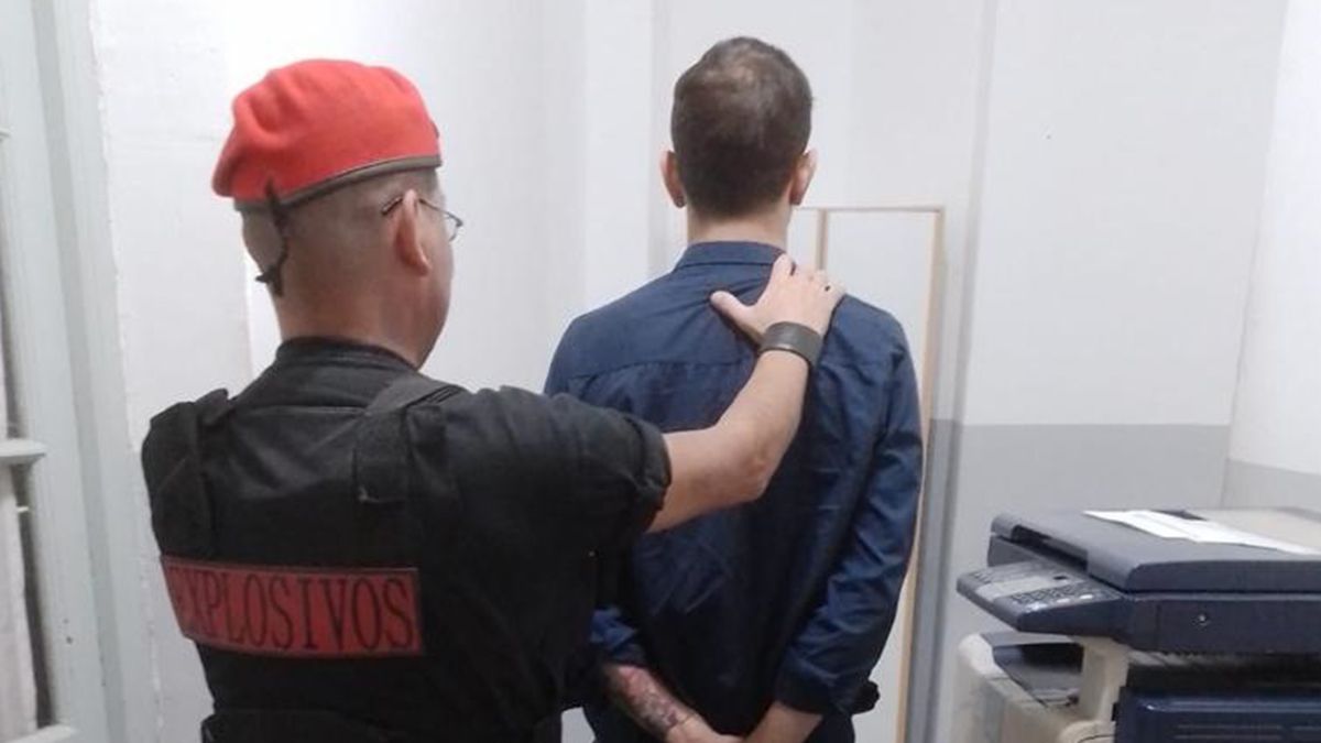 El hombre fue arrestado y llevado a la comisaría.
