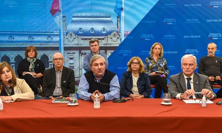 Junto al ministro de Salud, Carlos Parola y la ministra de Educación, Adriana Cantero, Rubén Michlig lanzaron la actualización del Plan de Vacunación. Junto al ministro de Salud, Carlos Parola y la ministra de Educación, Adriana Cantero, Rubén Michlig lanzaron la actualización del Plan de Vacunación.