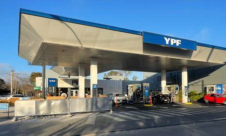 El alza del petróleo a nivel global y factores locales como el dólar, los impuestos y los biocombustibles explican la presión sobre los precios en surtidor. El alza del petróleo a nivel global y factores locales como el dólar, los impuestos y los biocombustibles explican la presión sobre los precios en surtidor.