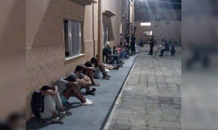 Un grupo de detenidos este viernes por la noche en el ámbito de la Unidad Regional XVII, departamento San Lorenzo. Un grupo de detenidos este viernes por la noche en el ámbito de la Unidad Regional XVII, departamento San Lorenzo.
