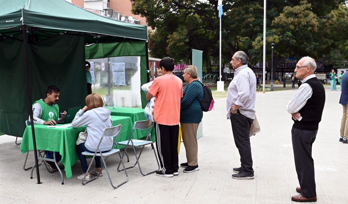 El programa de inoculación gratuita continúa recorriendo distintos espacios públicos para atender a la población de riesgo y adultos mayores.