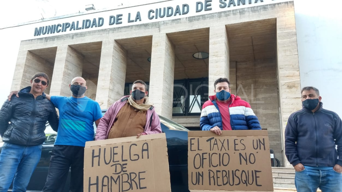 Taxistas y remiseros, en la puerta de la Municipalidad de Santa Fe el martes pasado, en rechazo a la llegada de Uber