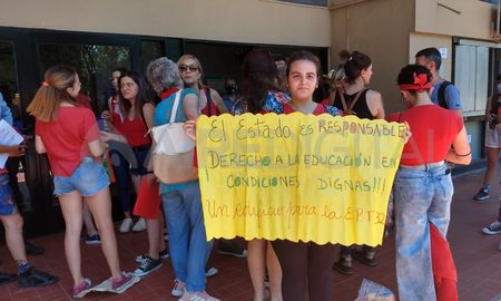 Este jueves los estudiantes de la Escuela Provincial de Teatro se movilizaron frente al Ministerio de Educación. Este jueves los estudiantes de la Escuela Provincial de Teatro se movilizaron frente al Ministerio de Educación.