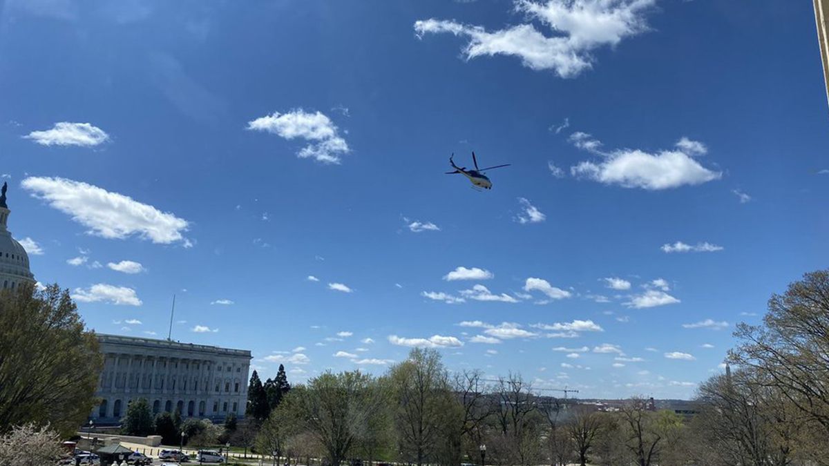 “Un sospechoso está bajo custodia. Ambos oficiales están heridos. Los tres han sido transportados al hospital”, había dicho más temprano el departamento de policía del Capitolio de Estados Unidos en Twitter.