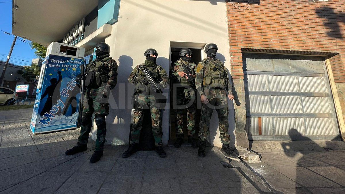 Policías del grupo táctico mientras custodiaban el ingreso al domicililio. Policías del grupo táctico mientras custodiaban el ingreso al domicililio.