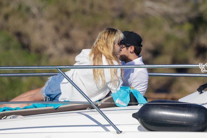 Danna Paola y Alex Hoyer, juntos en Ibiza.