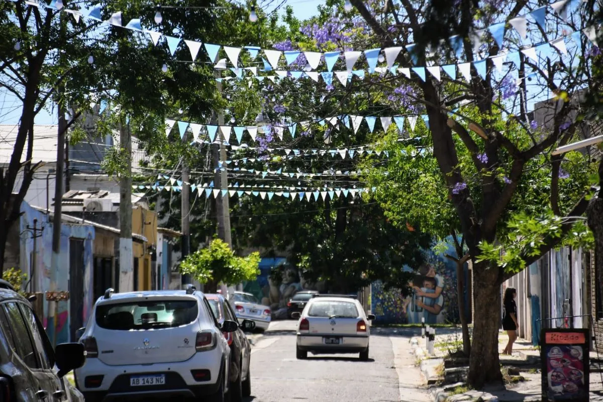 La cuadra de la casa donde nació Lionel Messi pintada de celeste y blanco.