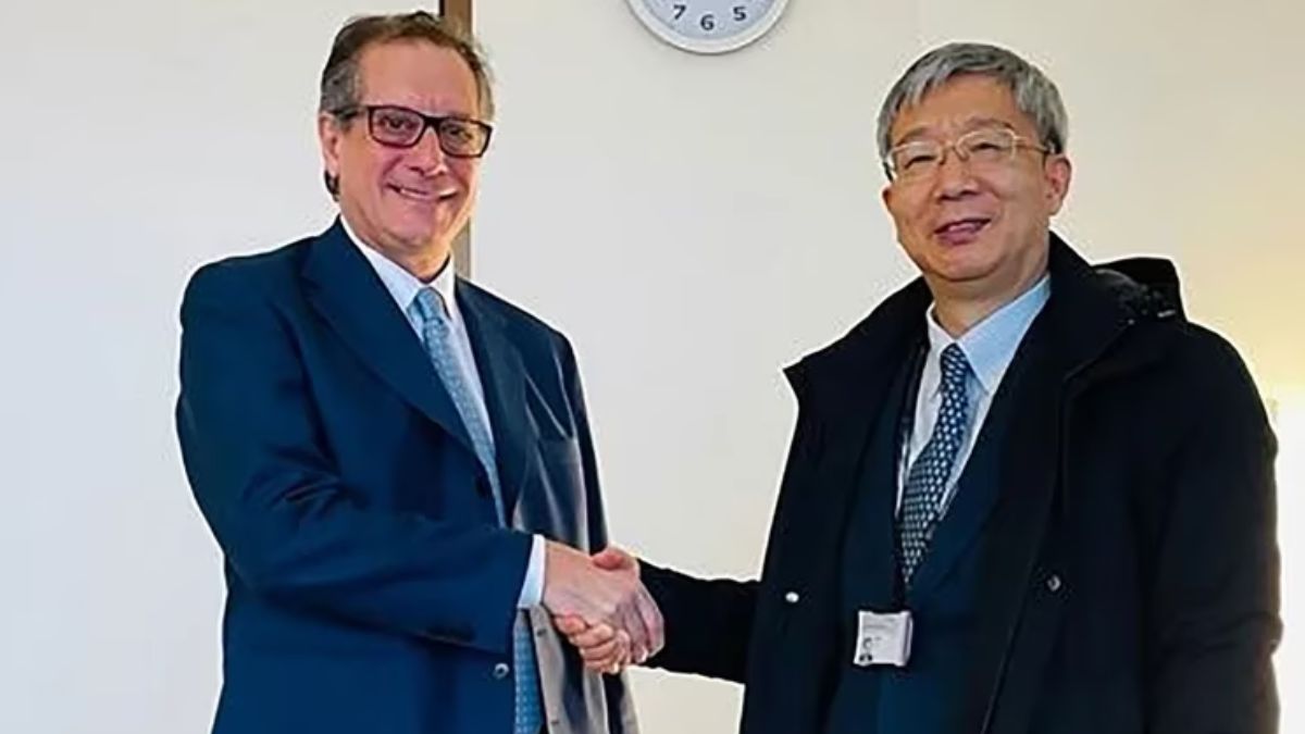 El titular del Banco Central de Argentina, Miguel Pesce, y el saludo con su par chino, Yi Gang, en junio de este año El titular del Banco Central de Argentina, Miguel Pesce, y el saludo con su par chino, Yi Gang, en junio de este año