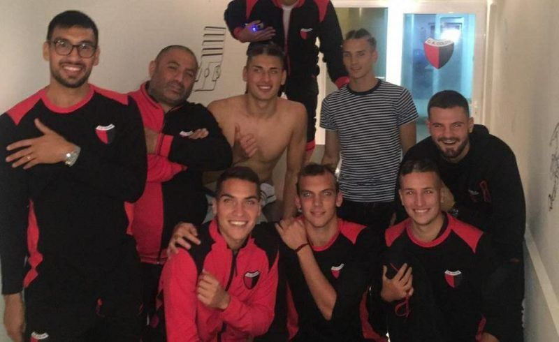 La foto de los jugadores de Colón tapando la marca