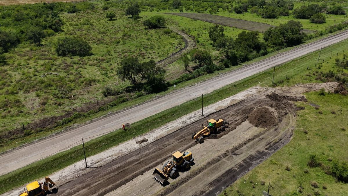 La construcción de la tercera vía de conexión entre Avellaneda y Reconquista avanza en el norte provincial y desde Vialidad estiman que podría estar terminada en nueve o diez meses.