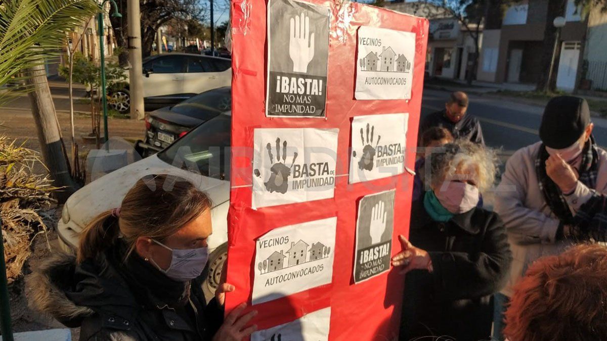 Los vecinos se reunieron en la entrada de la comisaría 8° para reclamar medidas de seguridad.
