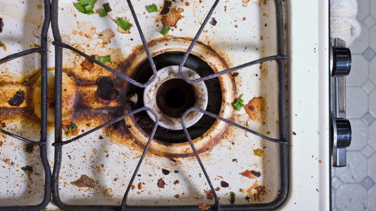 Limpia la grasa quemada de las hornallas con este truco.