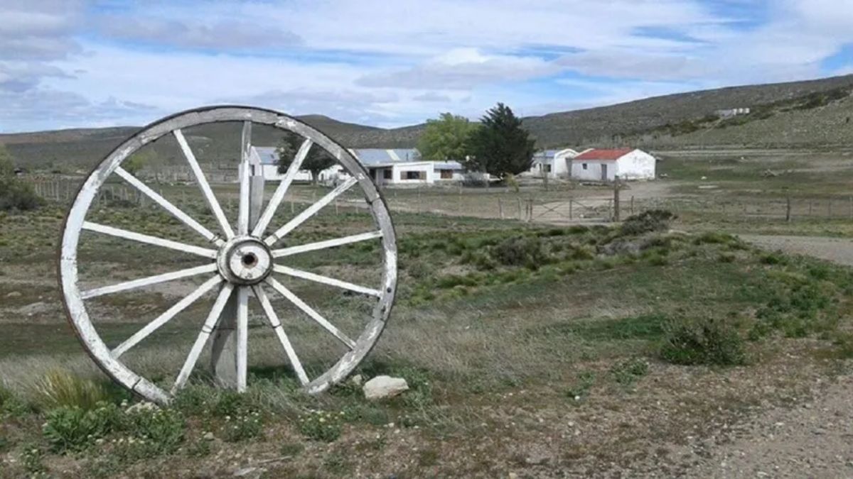 Escapada a Cajón de Ginebra Grande, un pequeño pueblo fantasma de Chubut. Escapada a Cajón de Ginebra Grande, un pequeño pueblo fantasma de Chubut.
