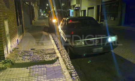 El auto en el que estaba la víctima quedó en el lugar y fue hallado en marcha y con las luces encendidas. El auto en el que estaba la víctima quedó en el lugar y fue hallado en marcha y con las luces encendidas.