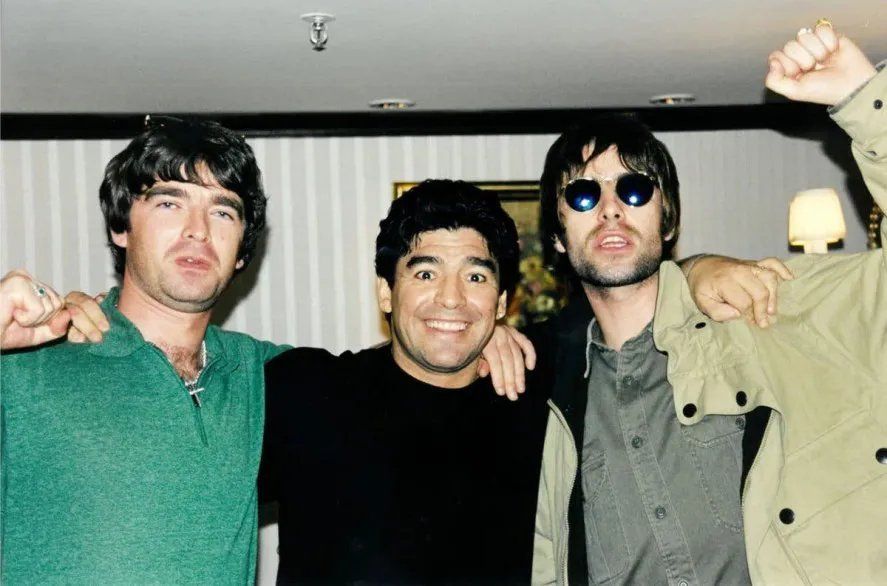 Diego Maradona junto a los Oasis