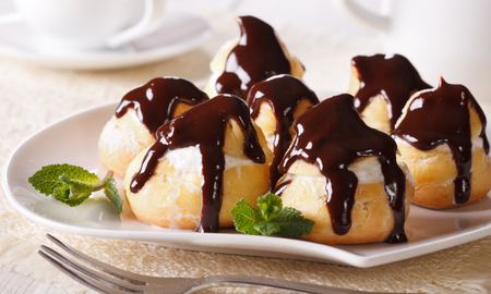Profiteroles de chocolate: la receta rápida y sencilla para preparar el mejor postre en casa Profiteroles de chocolate: la receta rápida y sencilla para preparar el mejor postre en casa