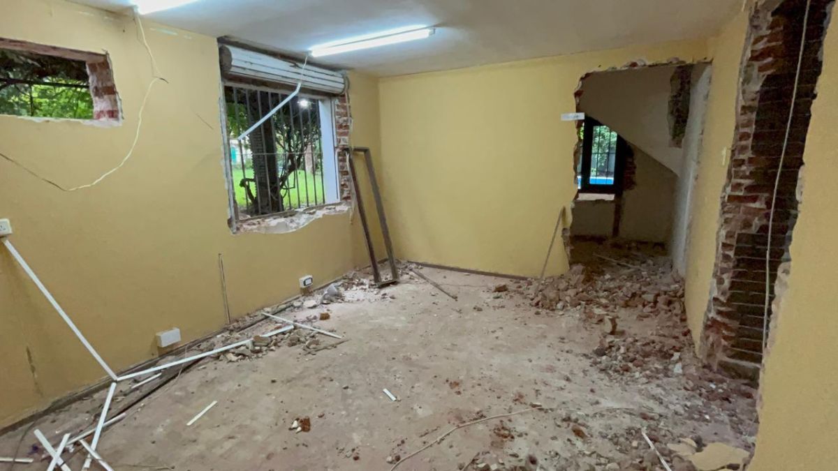 La vivienda ubicada en avenida 7 de Marzo y Mitre es demolida para dar paso a la nueva traza vial que conectará Santo Tomé con Santa Fe. La vivienda ubicada en avenida 7 de Marzo y Mitre es demolida para dar paso a la nueva traza vial que conectará Santo Tomé con Santa Fe.