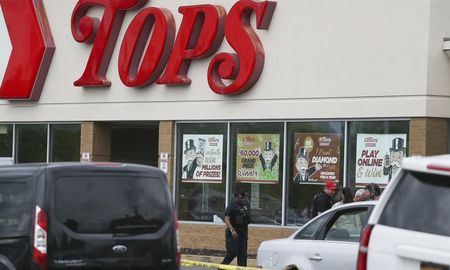 Al menos diez personas murieron en un tiroteo registrado en la tarde de este sábado en un supermercado de la ciudad de Buffalo, en el estado de Nueva York, Estados Unidos. Al menos diez personas murieron en un tiroteo registrado en la tarde de este sábado en un supermercado de la ciudad de Buffalo, en el estado de Nueva York, Estados Unidos.