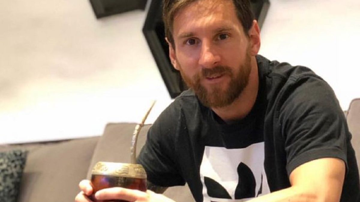 Lionel Messi se puso la gorra de un supermercado rosarino.