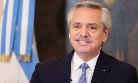 Los médicos le habían diagnosticado la presencia de una hernia de disco lumbar. Los médicos le habían diagnosticado la presencia de una hernia de disco lumbar.