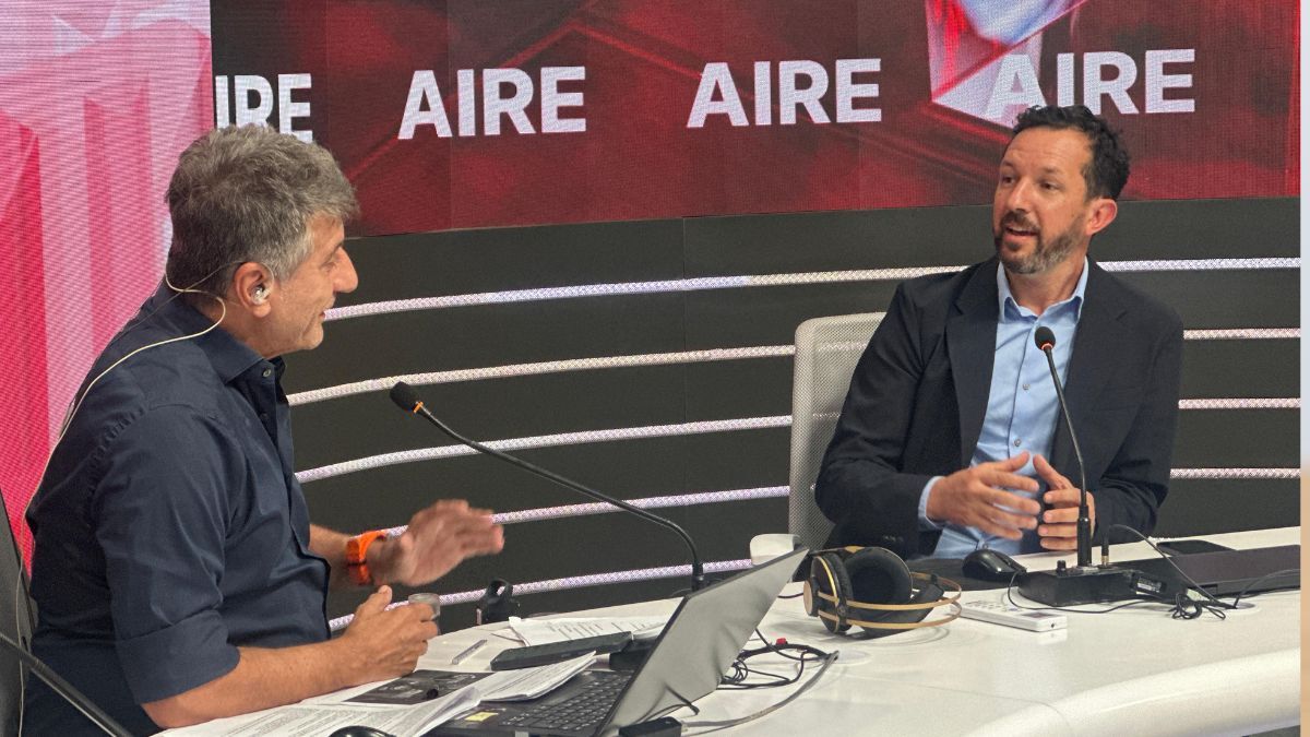 Gaite pasó por los estudios de AIRE durante el programa Ahora Vengo con Luis Mino. Gaite pasó por los estudios de AIRE durante el programa Ahora Vengo con Luis Mino.