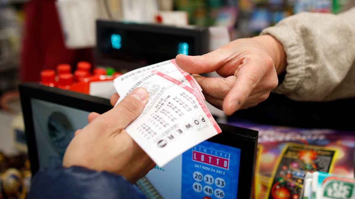 Compra por primera vez en su vida un boleto de lotería y gana 35 millones de dólares