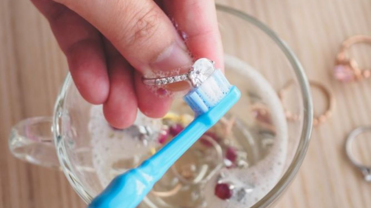 Los cinco usos prácticos para tu cepillo de dientes viejo. Los cinco usos prácticos para tu cepillo de dientes viejo.