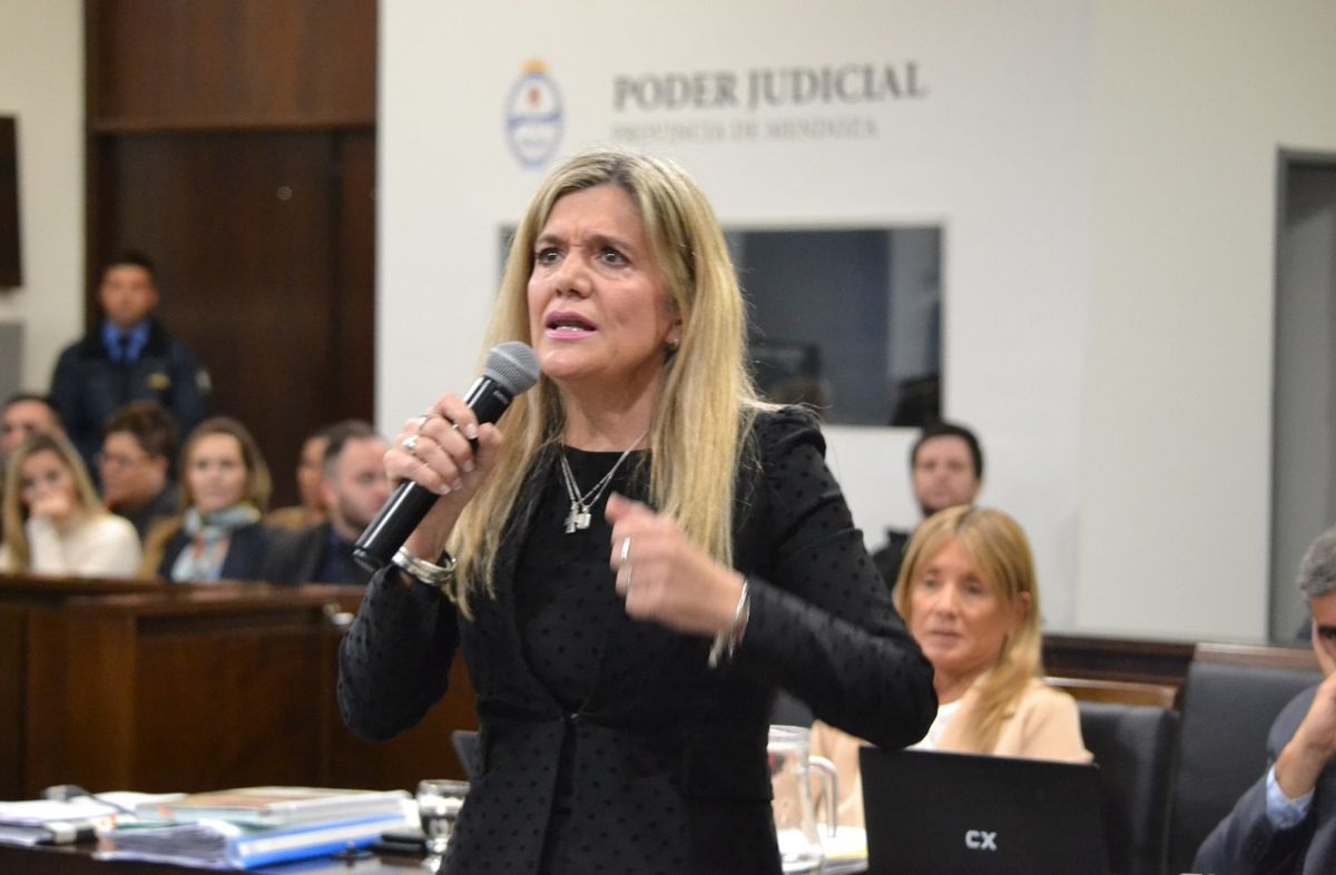 Peligroso preso intentó apuñalar a la fiscal Claudia Ríos en pleno juicio y la abogada lo redujo con gas pimienta. Peligroso preso intentó apuñalar a la fiscal Claudia Ríos en pleno juicio y la abogada lo redujo con gas pimienta.