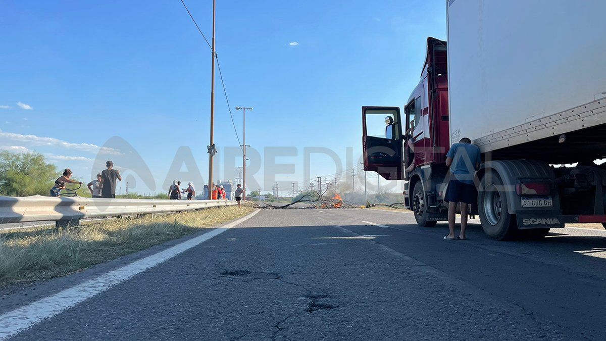 “No nos dan ni siquiera la posibilidad de bañarnos. No nos resuelven el problema de fondo”, señalaron los vecinos.