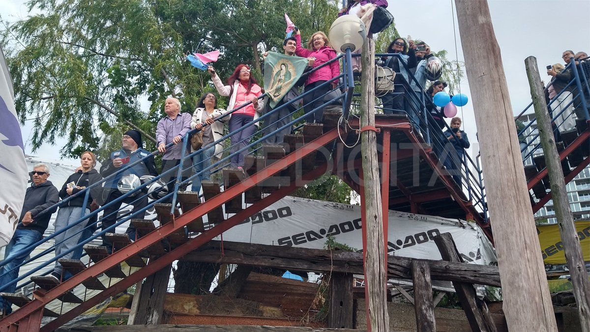 Muchos fieles acompañaron la imagen de la Virgen hasta el punto donde comenzó la Procesión Náutica. Muchos fieles acompañaron la imagen de la Virgen hasta el punto donde comenzó la Procesión Náutica.