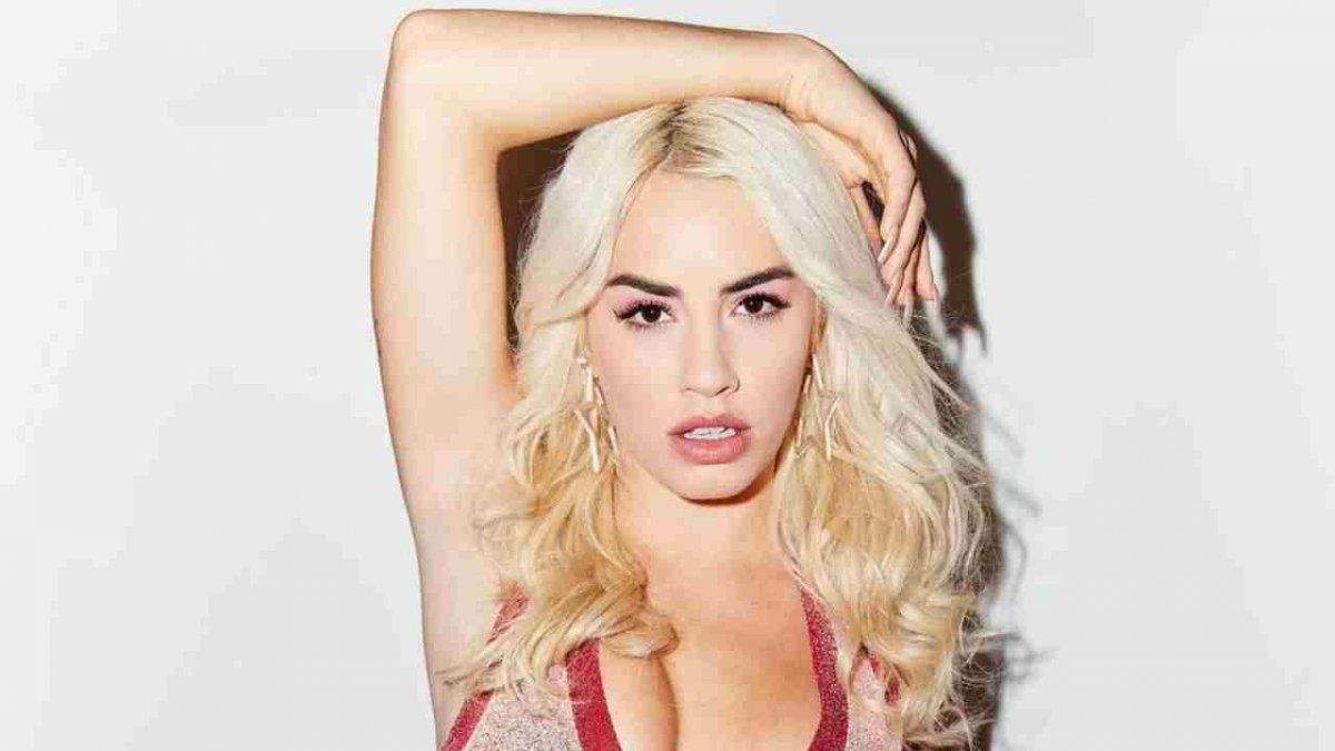 La cantante se animó a dar una pista sobre quién era el futbolista que le quitaba el sueño. ¿Quién es? &nbsp;