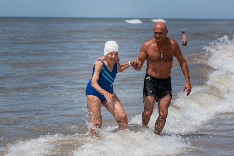 La historia de Dorothea, la “sirena” de Pinamar: tiene 106 años y nada y bebe agua de mar cada día de su vida
