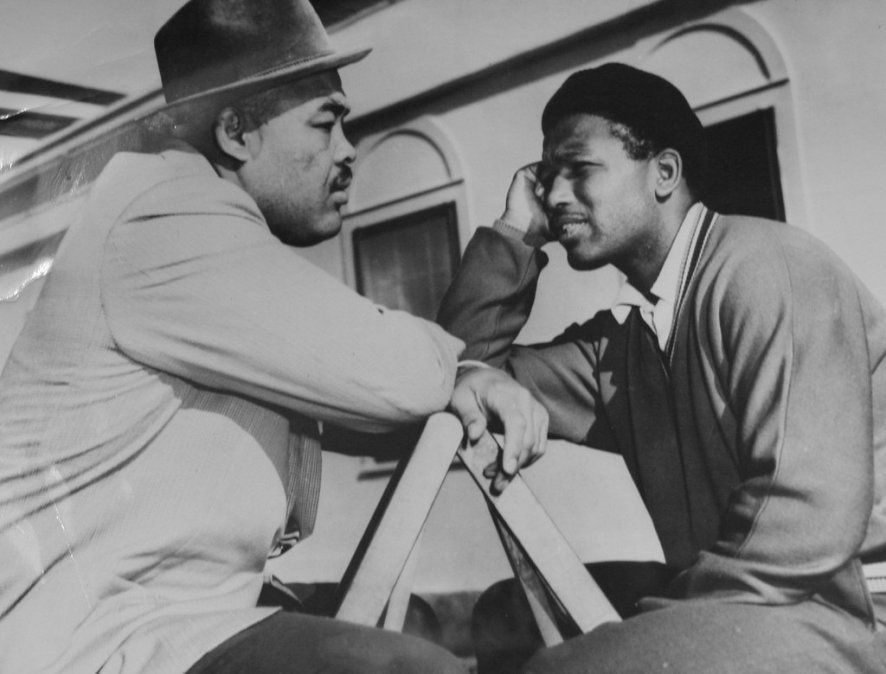Ambos nacieron en los Estados Unidos, en mayo, eran negros –por lo que debieron esforzarse muchísimo más para alcanzar sus metas–, fueron los reyes indiscutidos de sus divisiones, dejaron legados brillantes que, a la fecha, se agigantan cada día más y, también, integran el distinguido Hall de la Fama del Boxeo Internacional de Canastota, Nueva York. Esta foto se tomó en 1955, en un encuentro para la prensa.