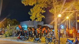 altText(Los hinchas de Colón volvieron a manifestarse en la sede: aparecieron nuevas banderas)}