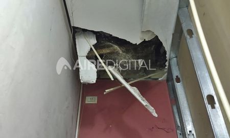 Los ladrones ingresaron por un boquete que hicieron en el techo del local. Los ladrones ingresaron por un boquete que hicieron en el techo del local.