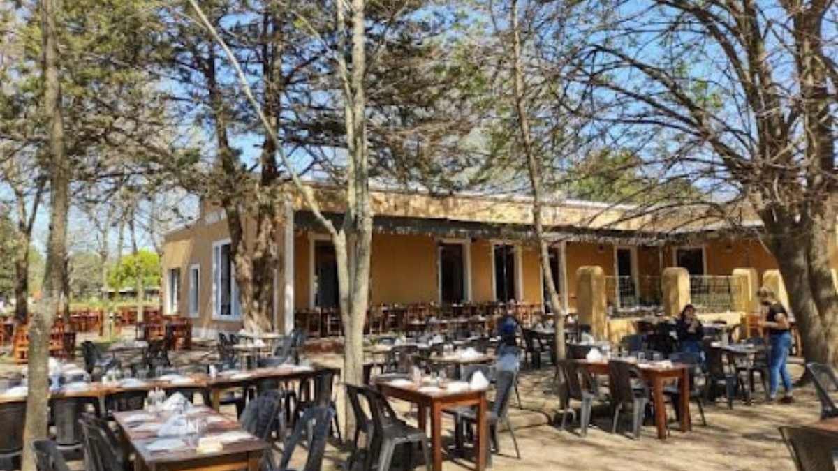 Tomás Jofré se presenta como el mejor rincón de la provincia de Buenos Aires para disfrutar de la calma del campo y deleitarse con sabores únicos. Tomás Jofré se presenta como el mejor rincón de la provincia de Buenos Aires para disfrutar de la calma del campo y deleitarse con sabores únicos.