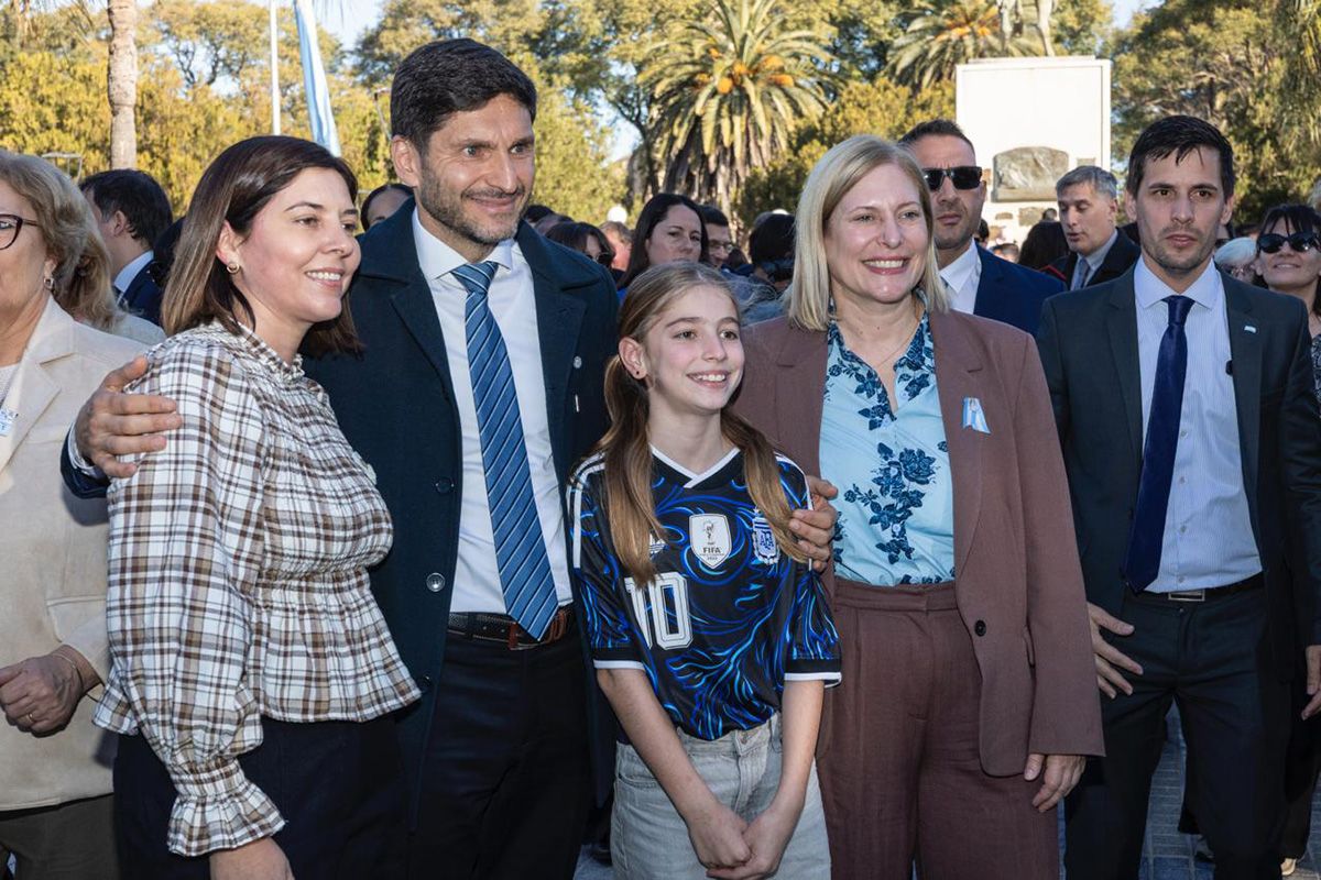 El gobernador Maximiliano Pullaro reivindicó el aporte histórico del federalismo santafesino, convocó a sostener la igualdad como desafío de la generación actual y destacó el esfuerzo cotidiano de quienes hacen crecer a la Argentina. El gobernador Maximiliano Pullaro reivindicó el aporte histórico del federalismo santafesino, convocó a sostener la igualdad como desafío de la generación actual y destacó el esfuerzo cotidiano de quienes hacen crecer a la Argentina.