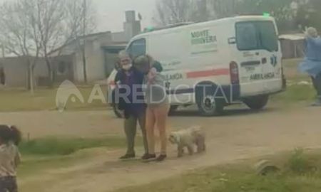 La mujer de Monte Vera que se recuperó de coronavirus y se cayó en el Hospital Iturraspe, este sábado volvió a su casa y la recibieron sus vecinos. La mujer de Monte Vera que se recuperó de coronavirus y se cayó en el Hospital Iturraspe, este sábado volvió a su casa y la recibieron sus vecinos.