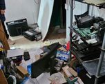 Los ladrones entraron al comercio luego de romper una pared de una casa desocupada. Los ladrones entraron al comercio luego de romper una pared de una casa desocupada.
