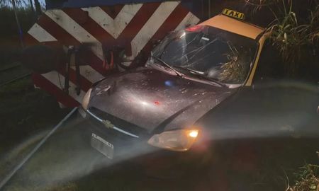 El accidente ocurrió en un cruce ferroviario en el oeste de Rosario. El taxista, de 65 años, sufrió lesiones y fue asistido por personal del SIES. El accidente ocurrió en un cruce ferroviario en el oeste de Rosario. El taxista, de 65 años, sufrió lesiones y fue asistido por personal del SIES.