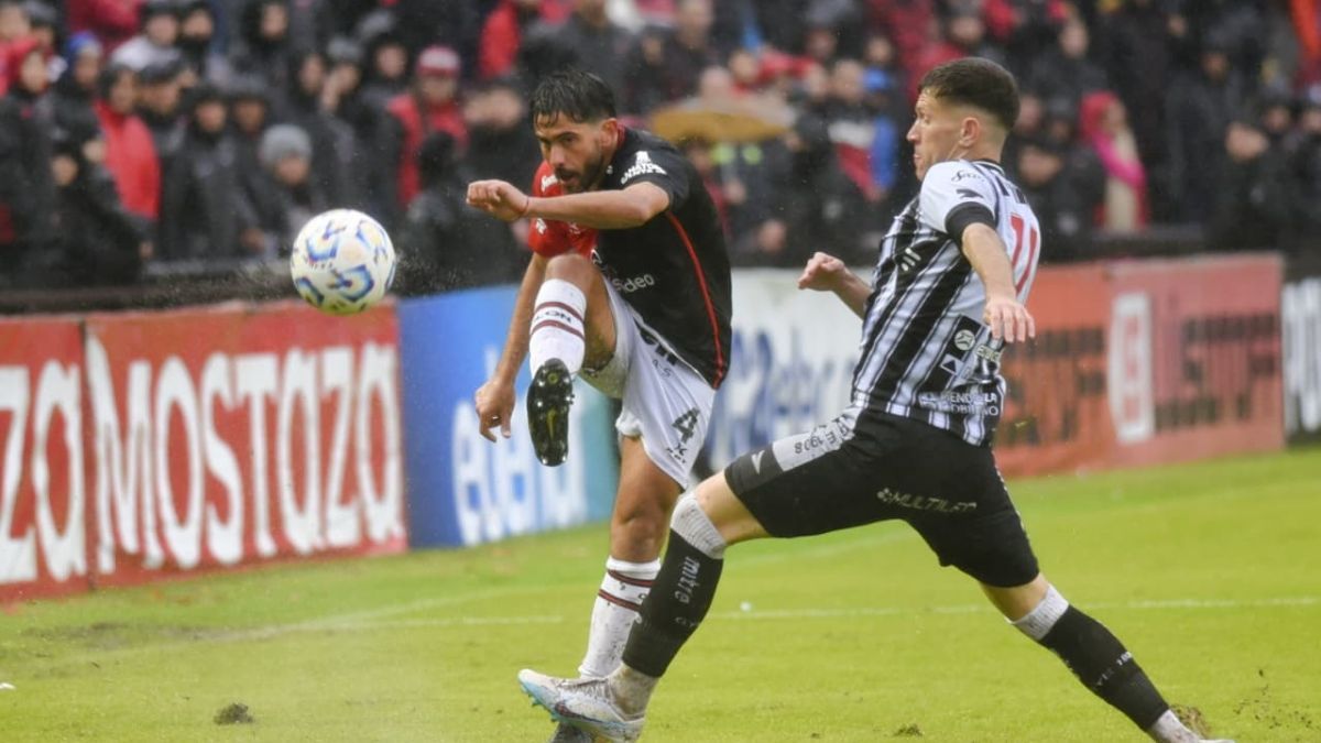 Colón y Gimnasia de Mendoza se miden en una lluviosa tarde en el Brigadier López.