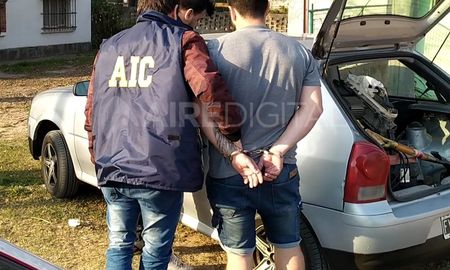Esposado. El imputado no puso resistencia cuando fue abordado por el personal de la AIC. Esposado. El imputado no puso resistencia cuando fue abordado por el personal de la AIC.