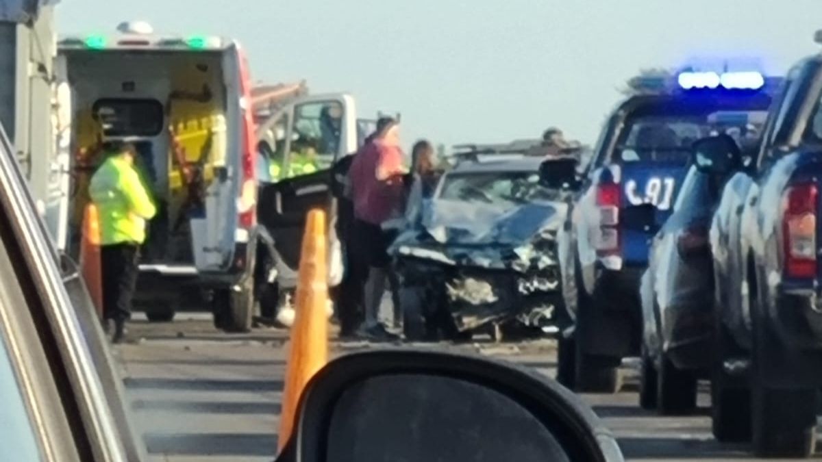 Al volante iba una mujer, cuya identidad no trascendió. Personal de emergencias y bomberos trabajan en el lugar. Al volante iba una mujer, cuya identidad no trascendió. Personal de emergencias y bomberos trabajan en el lugar.