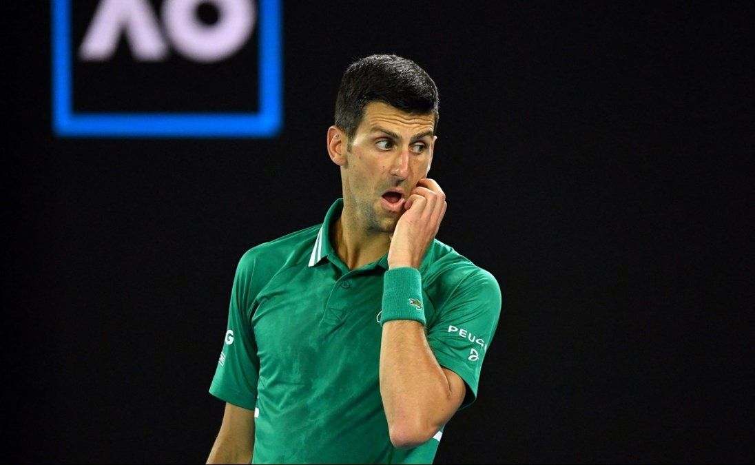 Novak Djokovic se hizo cargo de que hay un error en la declaración jurada que hizo para ingresar a Australia. Las autoridades del país pueden aprovechar esto para deportarlo.