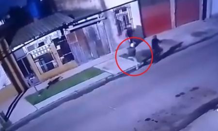 Captura del video en que se los ve cometer el asalto Captura del video en que se los ve cometer el asalto